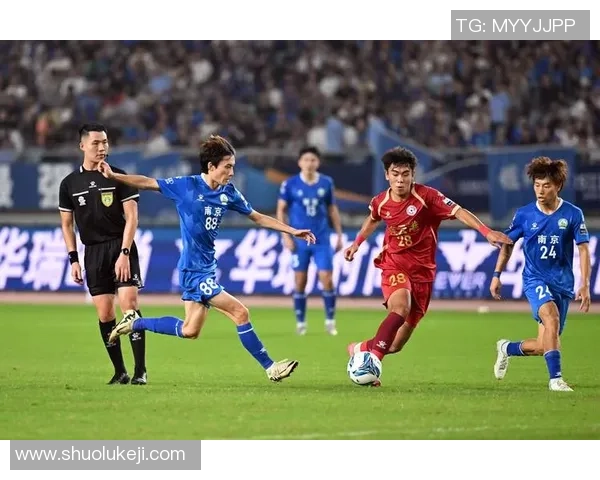 南京足球队在大师赛中的灵活性表现及其战术分析与启示